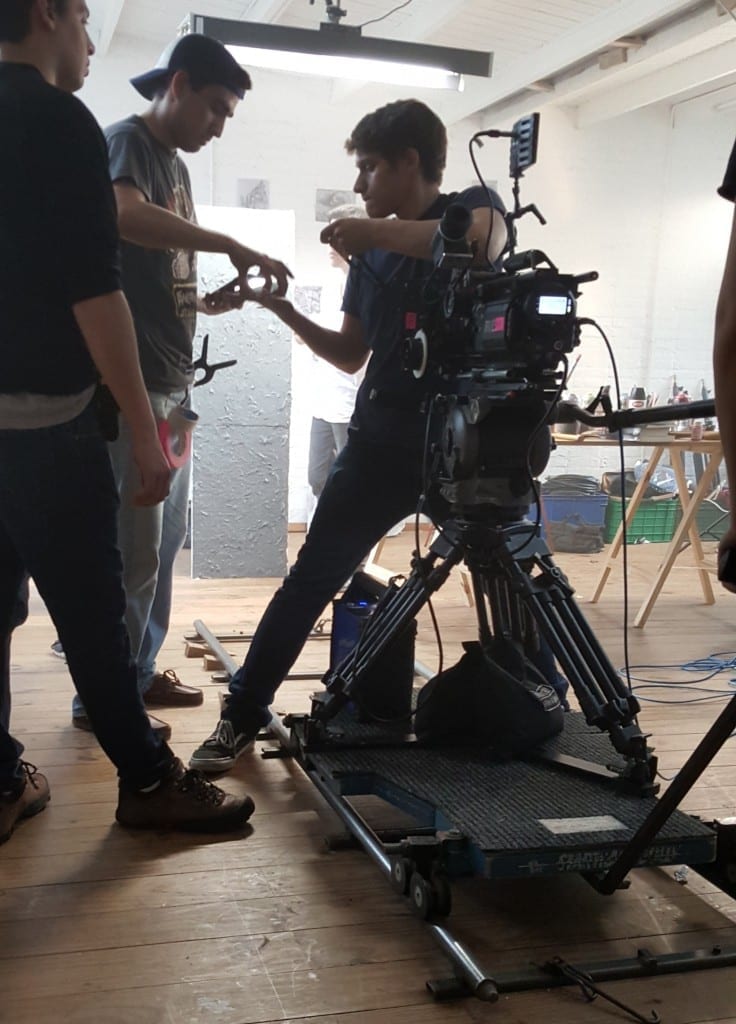 Estudiantes de UCF Escuela de Cine en Montevideo trabajando en equipo en un set de filmación, reflejando la pasión y dedicación en la carrera de Realización Audiovisual.